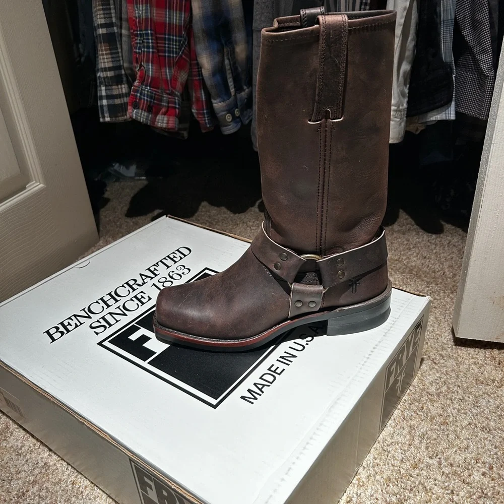 Traditionally a men’s style boot, but can be unisex. Very roomy in the toe! - Picture 2 of 8